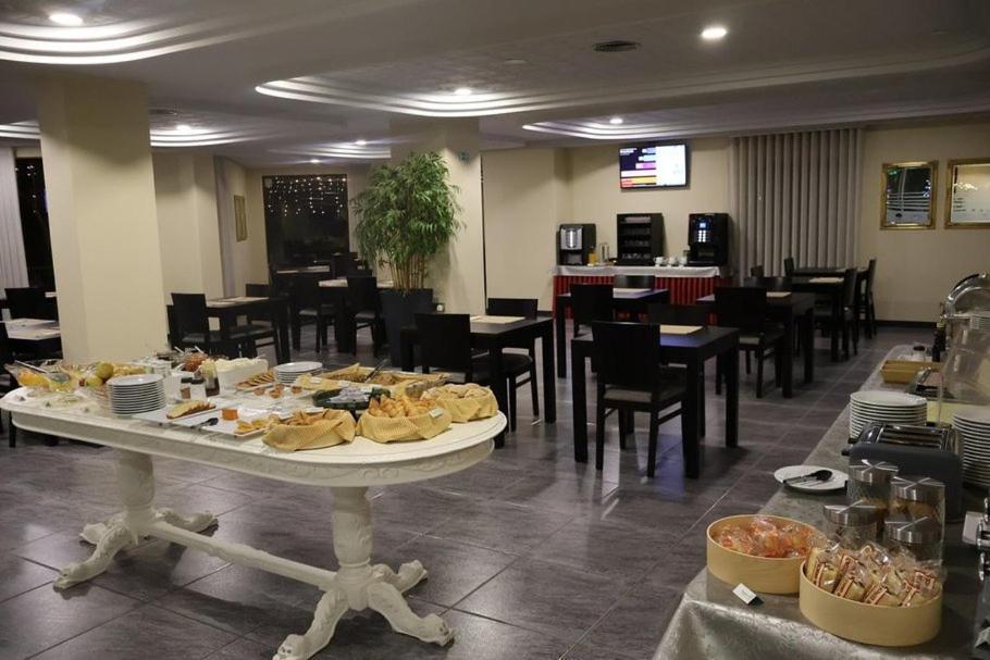 Hotel Santhyago Trofa Bagian luar foto