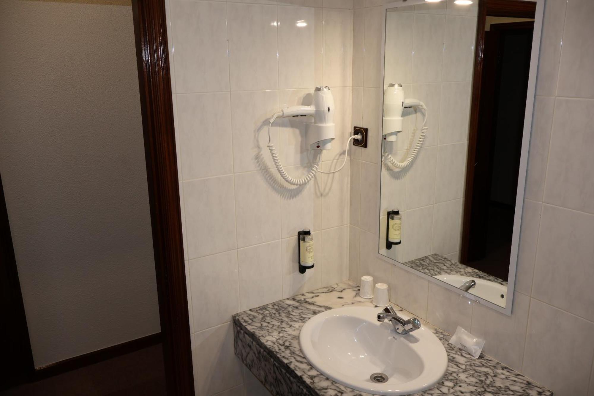 Hotel Santhyago Trofa Bagian luar foto